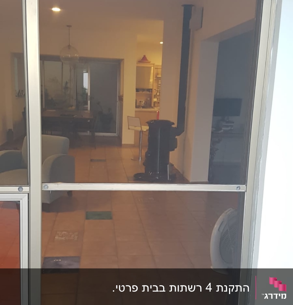 מסגרת אלומיניום לדלת זכוכית שקופה